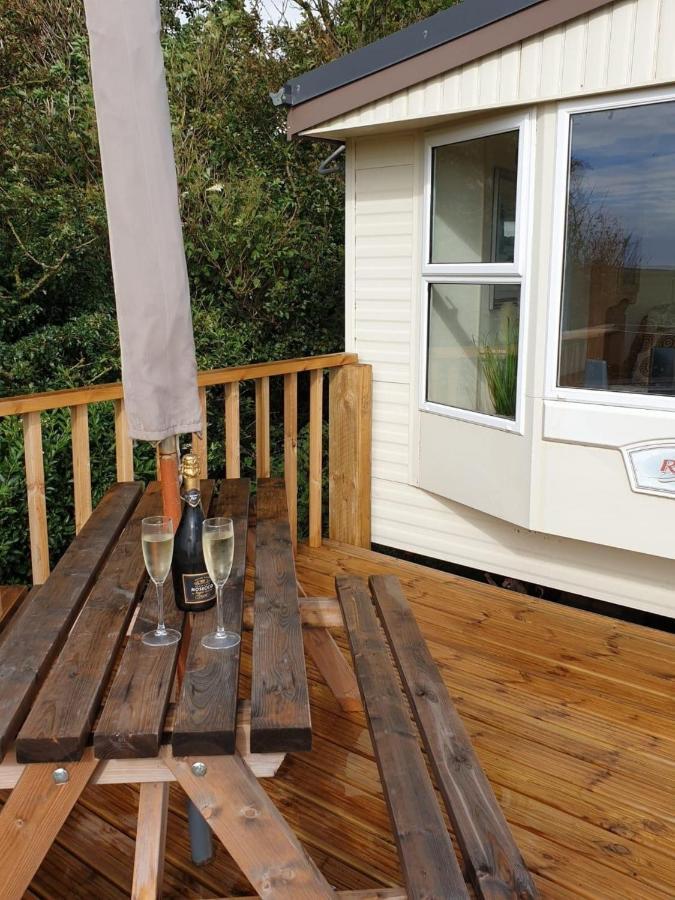 Captivating 2-Bed Static Caravan In Holyhead Llanfachraeth ภายนอก รูปภาพ