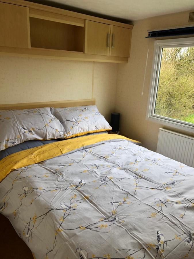 Captivating 2-Bed Static Caravan In Holyhead Llanfachraeth ภายนอก รูปภาพ
