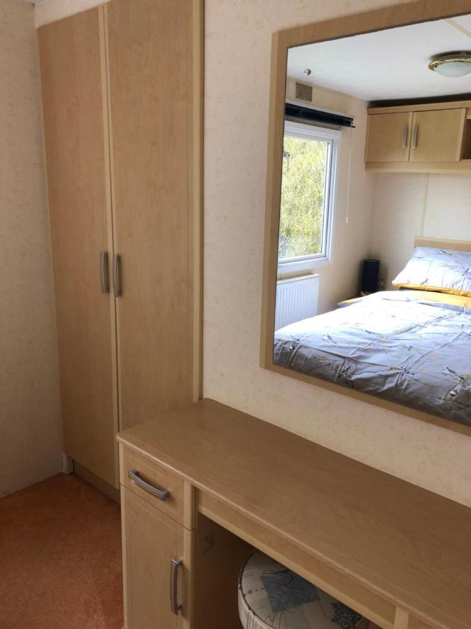 Captivating 2-Bed Static Caravan In Holyhead Llanfachraeth ภายนอก รูปภาพ