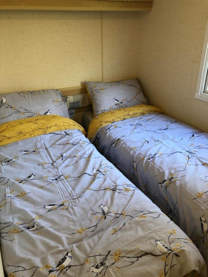 Captivating 2-Bed Static Caravan In Holyhead Llanfachraeth ภายนอก รูปภาพ